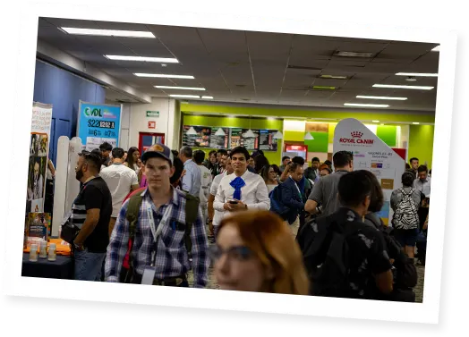 Visitantes en una exposición