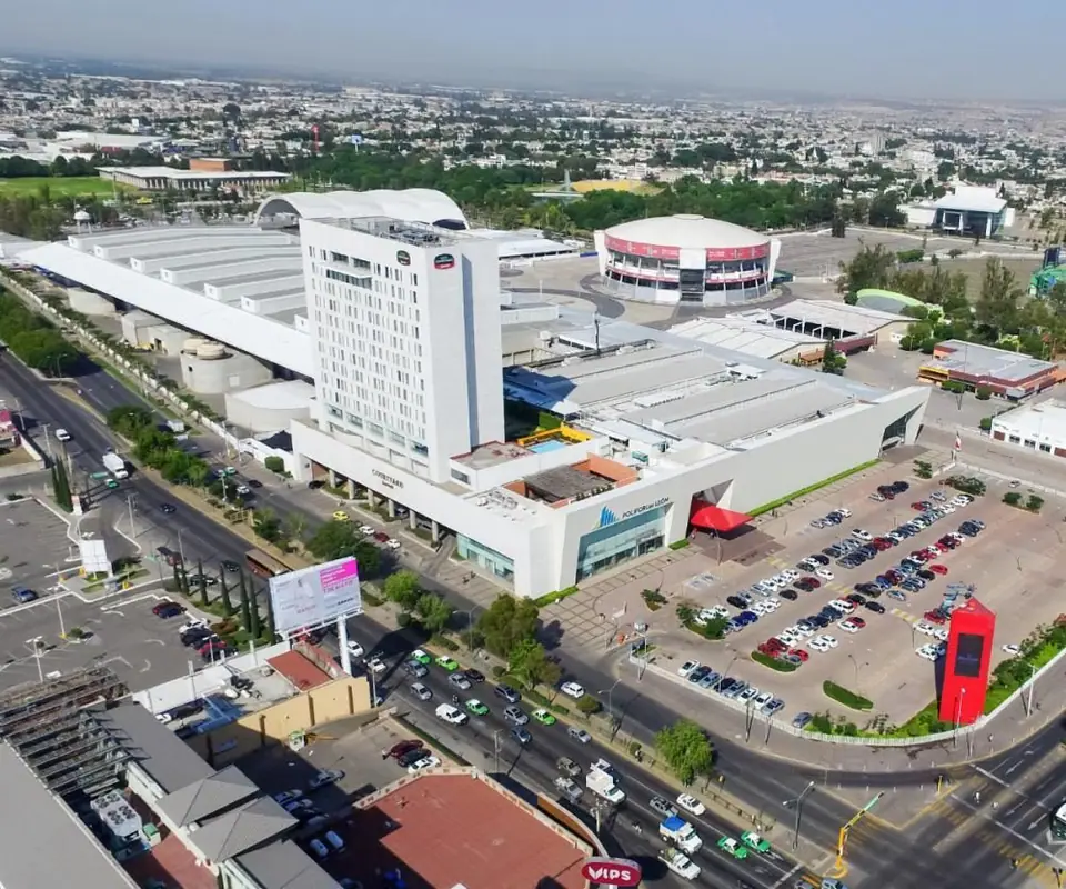 Hotel Courtyard by Marriott junto a los edificios de Poliforum León