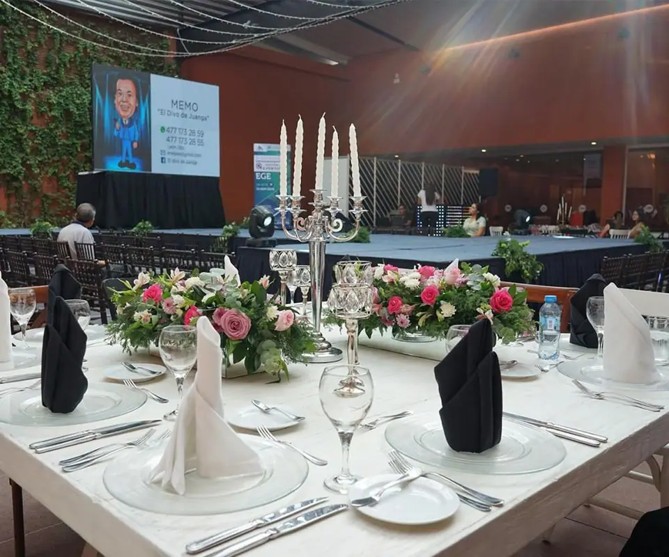 Alimentos y bebidas en Poliforum León