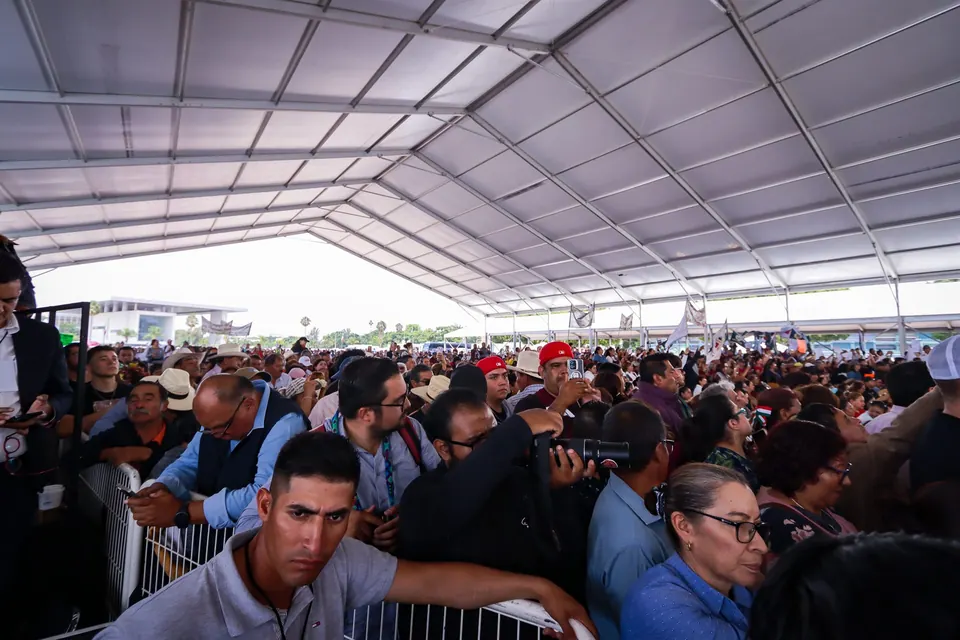Carpas · Estructuras para miles de personas en Poliforum León