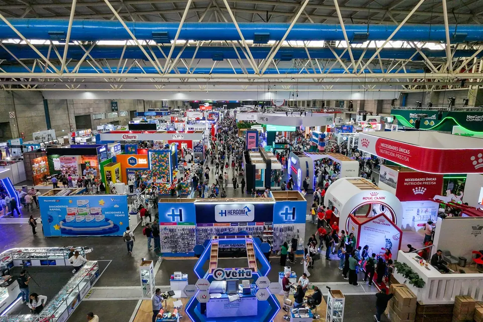 Exposición con stands