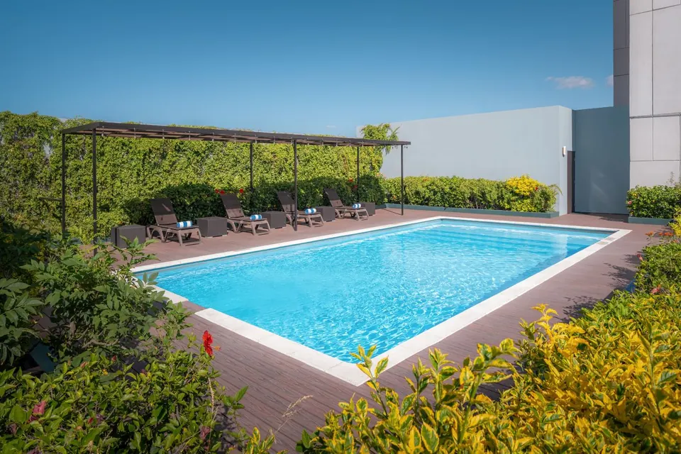 Piscina en la azotea rodeada de vegetación