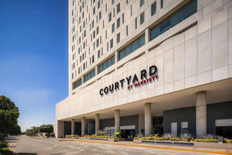Fachada del Courtyard by Marriott León, dentro de Poliforum León