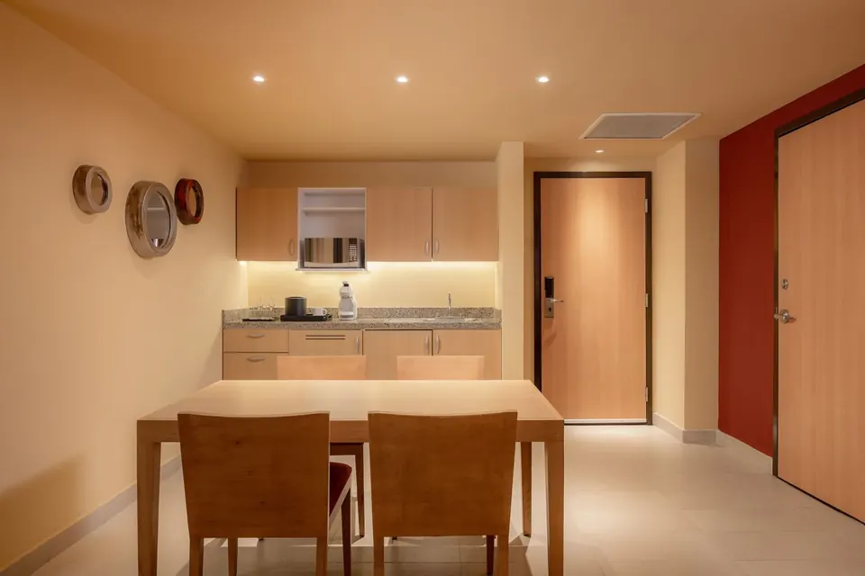 Comedor y cocineta de la suite