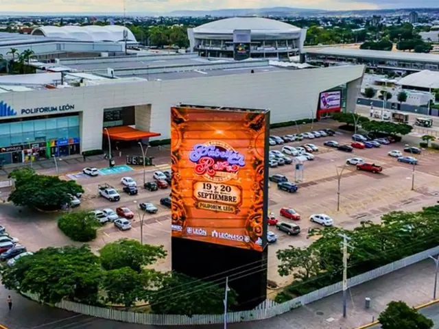 Pantalla monumental en el acceso principal de Poliforum León, frente al bulevar