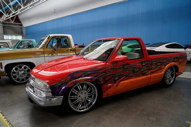 Auto Retro reunió joyas del automovilismo en Poliforum León