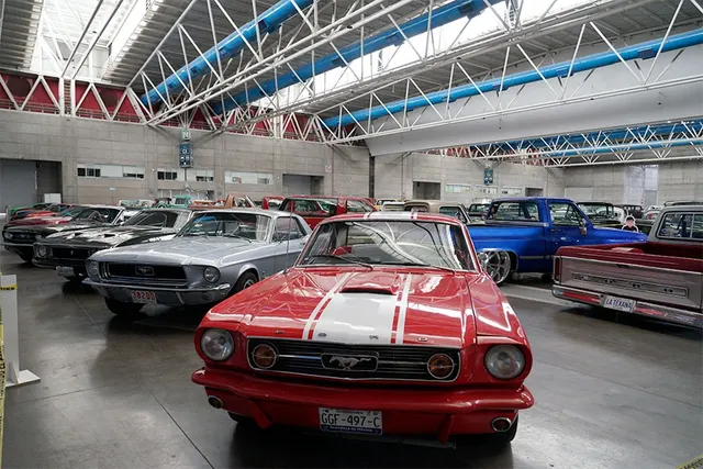Auto Retro reunió joyas del automovilismo en Poliforum León