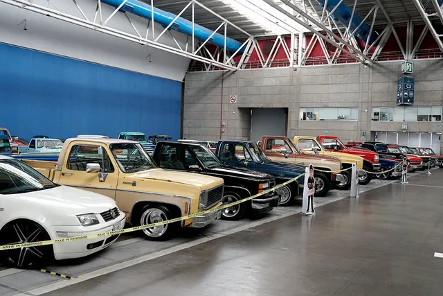 Auto Retro reunió joyas del automovilismo en Poliforum León