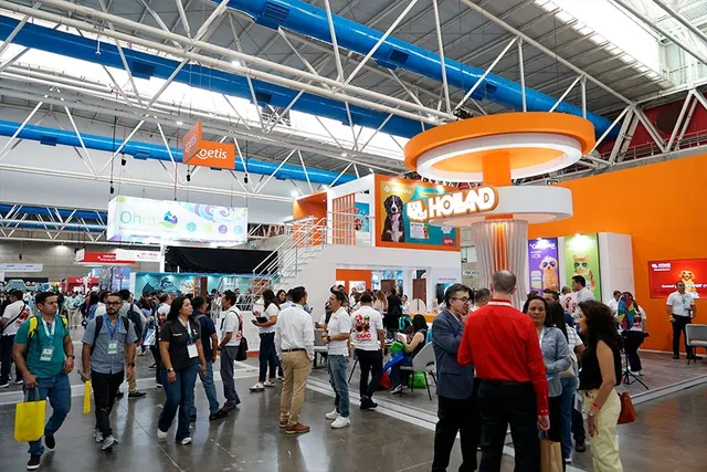 El Congreso Veterinario de León 2025 revivió los 90 con espíritu Mario Bros