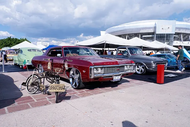 Low Rider Fest León 2025 llenó de color, música y estilo las calles del Bajío