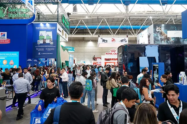 El Congreso Veterinario de León 2025 revivió los 90 con espíritu Mario Bros