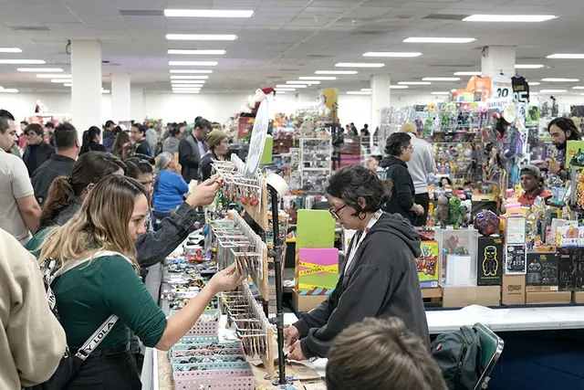 Pabellón Retro de León 2025 hizo viajar al pasado en Poliforum León