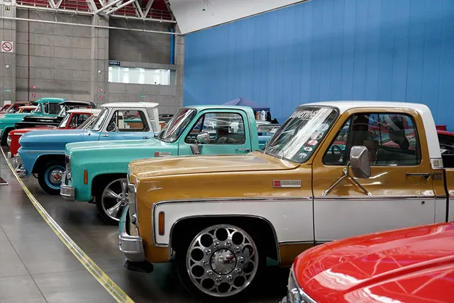 Auto Retro reunió joyas del automovilismo en Poliforum León