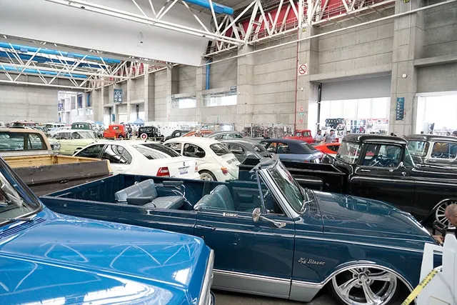 Auto Retro reunió joyas del automovilismo en Poliforum León