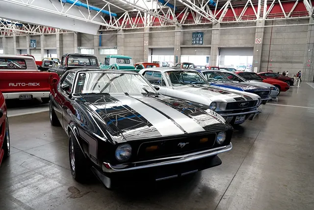 Auto Retro reunió joyas del automovilismo en Poliforum León