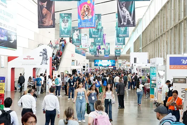 El Congreso Veterinario de León 2025 revivió los 90 con espíritu Mario Bros