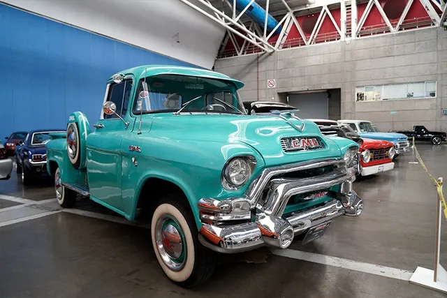 Auto Retro reunió joyas del automovilismo en Poliforum León