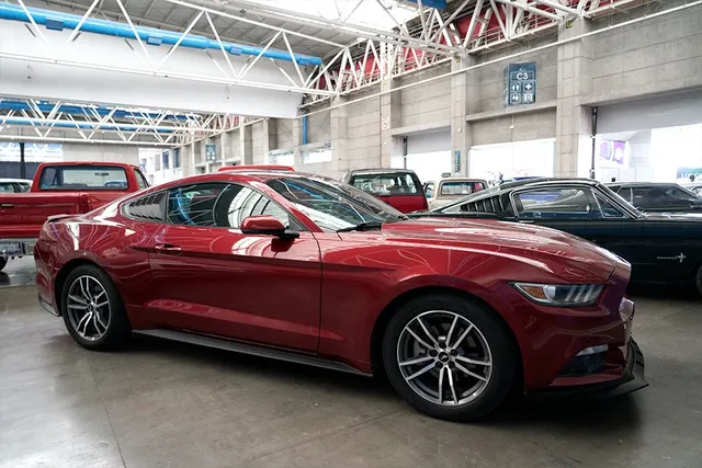 Auto Retro reunió joyas del automovilismo en Poliforum León